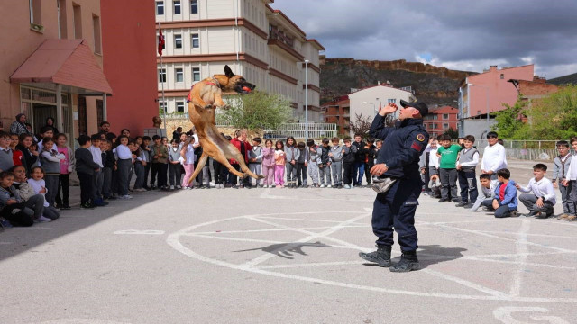 Bayburt’ta jandarma görevini öğrencilere eğlenceli bir şekilde tanıttı