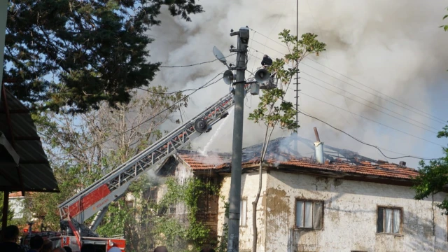 Burdur’da depoda çıkan yangın evlere sıçradı: 2 ev ve 1 depo kullanılamaz hale geldi