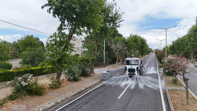 Büyükşehir Belediyesi Kuşadası’ndaki temizlik çalışmalarını sürdürüyor