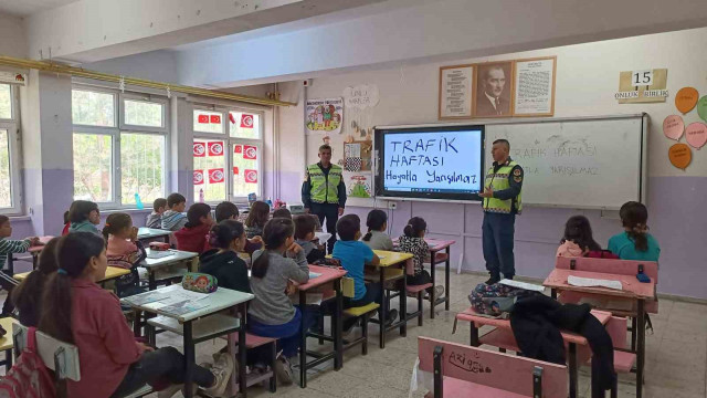 Develi’de jandarma ekipleri öğrenci ve öğretmenlere trafik eğitimi verdi