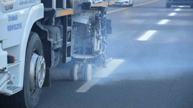 Diyabakır’da bulvar ve caddelerde yol çizgileri yenileniyor