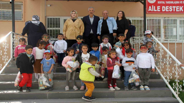 Emanet kitapla öğretmen olan Tümay, Malazgirt’te çocukları sevindirdi