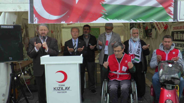 Engelliler ellerini Filistin için semaya açtı