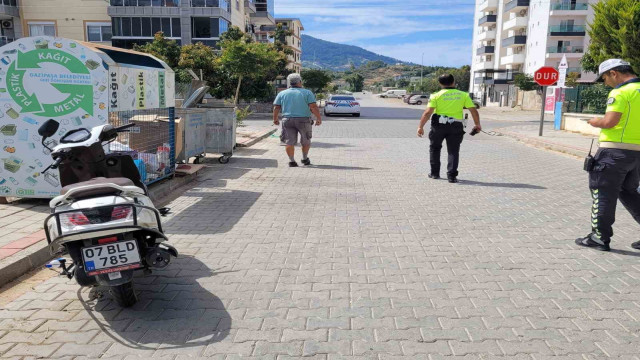 Hafif ticari araç ile motosiklet çarpıştı: 2 yaralı