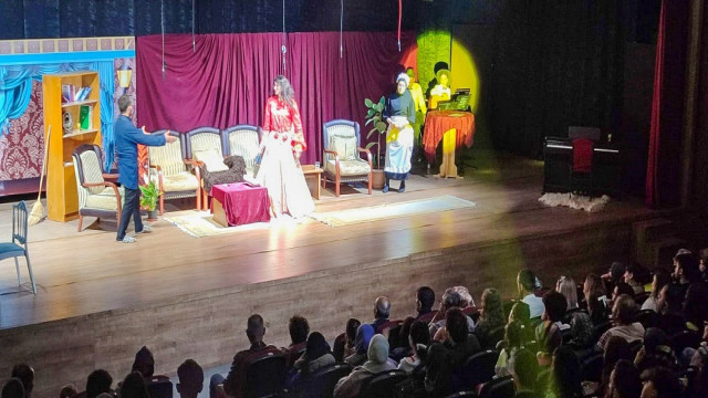 ”İhtiyar Kız” oyunu tiyatro severlere eğlenceli saatler yaşattı