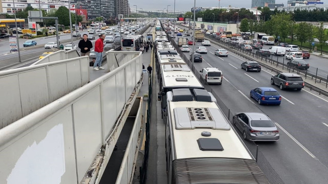 İstanbul’da metrobüs arızalandı, uzun araç kuyruğu oluştu