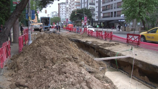 Kadıköy’de İBB’nin alt yapı çalışmalarında rögar kapağı patladı, yollar göle döndü