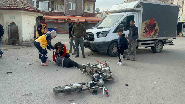Kamyonet ile motosiklet çarpıştı: 2 yaralı
