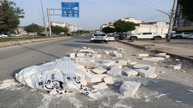 Karayoluna inşaat malzemesi döküldü