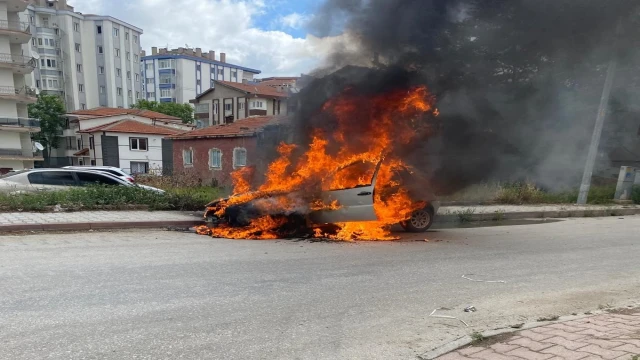 Kontağı çevirdi, otomobili alev aldı