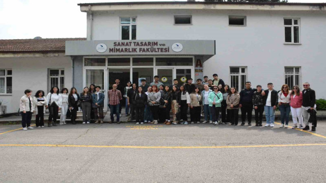 Lise öğrencileri Düzce Üniversitesi Sanat Tasarım ve Mimarlık Fakültesi’ni gezdi