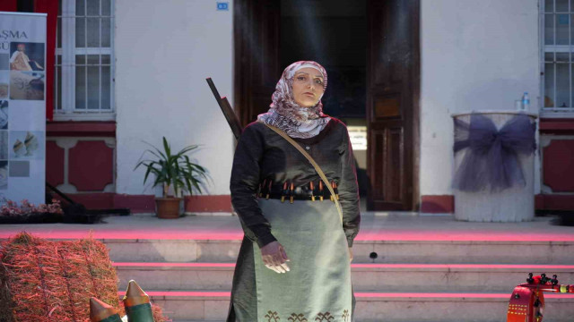 Milli Mücadele’nin kadın kahramanlarının giydiği kıyafetler defilede sahnelendi