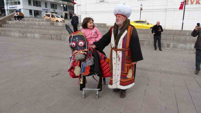 Nasrettin Hoca’yı genç kuşaklara tanıtmak için market arabasından yaptırdığı eşeğiyle sokak sokak geziyor