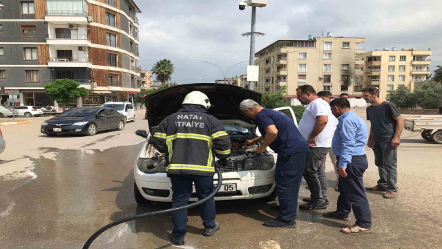 Reyhanlı’da çıkan araç yangını kısa sürede söndürüldü