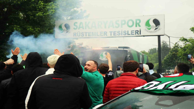 Sakaryasporlu taraftarlar, takımı derbiye meşale ve tezahüratlarla uğurladı
