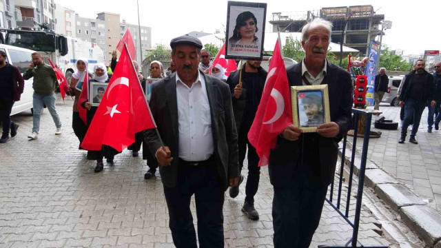 Vanlı ailelerin yağmura rağmen evlat nöbeti sürüyor