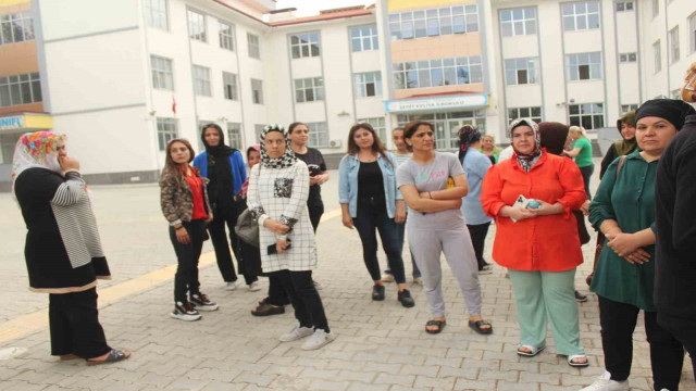 Veliler okulun kapatılıp çocukların başka okula gönderilmesine tepki gösterdi