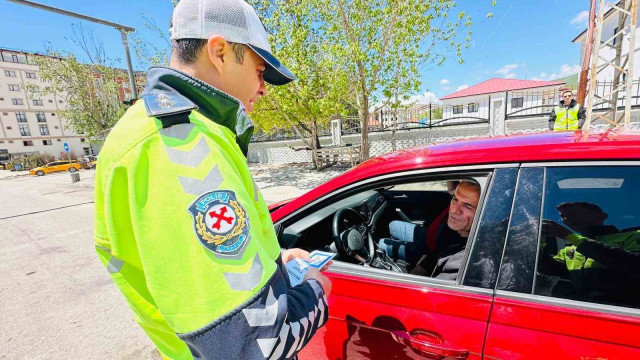 Yüksekova’da sürücüler trafik testinden geçti