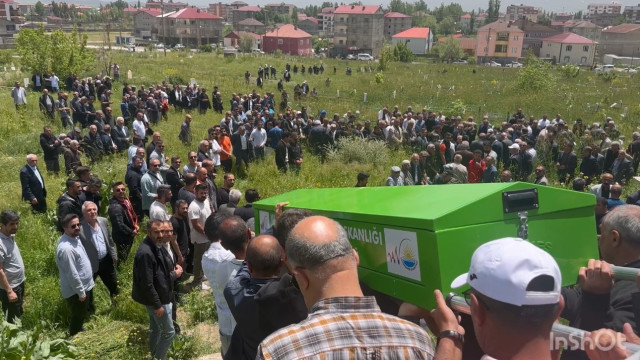 Yüksekova’nın ilk öğretmenlerinden Fikret Yaşar gözyaşları arasında toprağa verildi