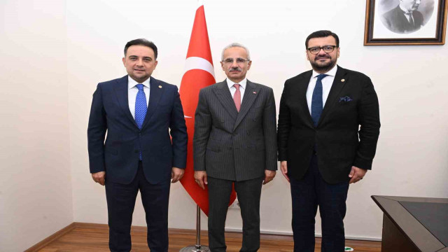 AK Partili vekiller Manisa’nın ulaştırma projelerini Bakan Uraloğlu ile görüştü