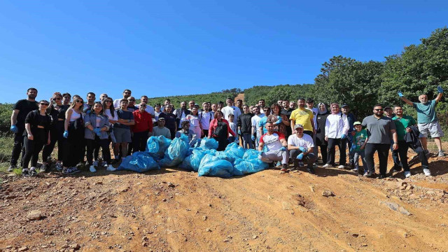 Ataşehirliler doğa yürüyüşünde atık topladılar