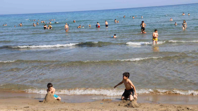 Aydın’da halk denize akın etti
