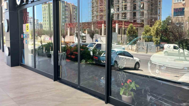 Beylikdüzü’nde önce tehdit ettiler ardından 2 kez galeriyi kurşunladılar