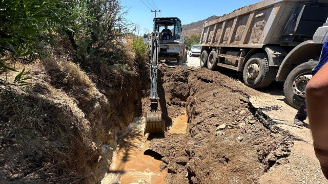 Bodrum’da otomobil çukura düştü