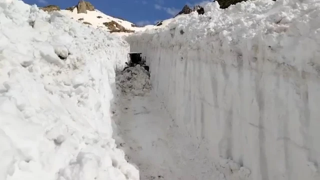 Haziran ayında 6 metreyi bulan karda yol açma çalışması