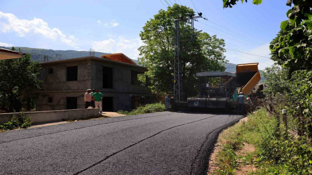 Ordu’nun kırsal yol ağında sıcak asfalt çalışmaları sürüyor