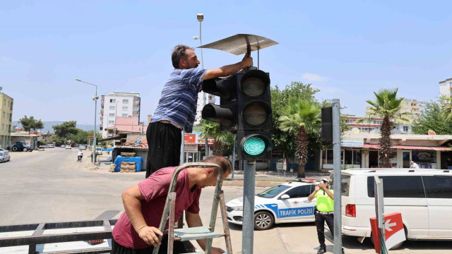 Polisten trafik ışıklarına yuva yapan kumrulara gölgelik