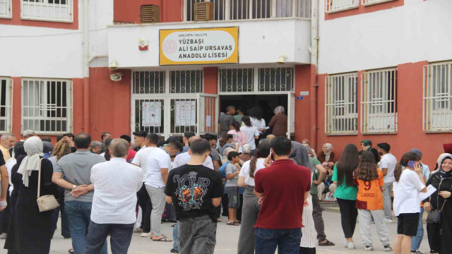 YKS’ye geç kalan öğrenci ile annesi hüngür hüngür ağladı