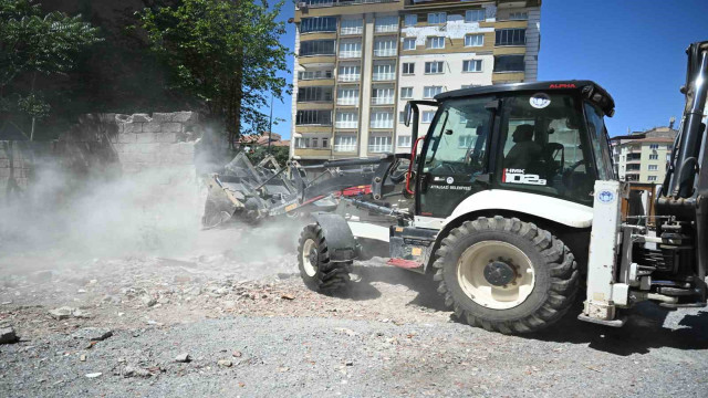 Battalgazi’de metruk yapıların yıkımı gerçekleştirildi