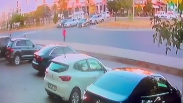 Bingöl’de yolun karşısına geçmeye çalışan çocuğa otomobil çarptı... Feci kaza kamerada