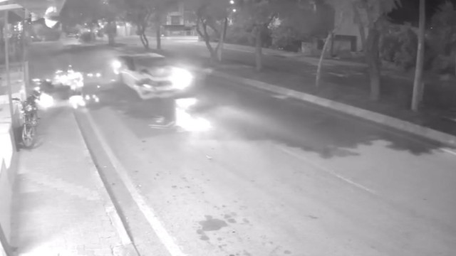 Mersin’de otomobil motosiklete çarptı, sürücü takla atarak metrelerce sürüklendi