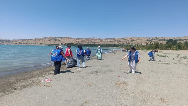 Elazığ’da gençler Hazar gölünde çevre temizliği yaptı