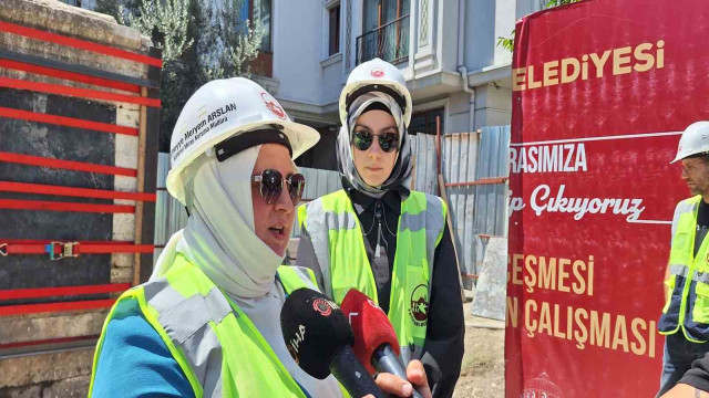 Fatih’teki tarihi Hacı Evliya Çeşmesi vinçlerle yeni yerine taşındı