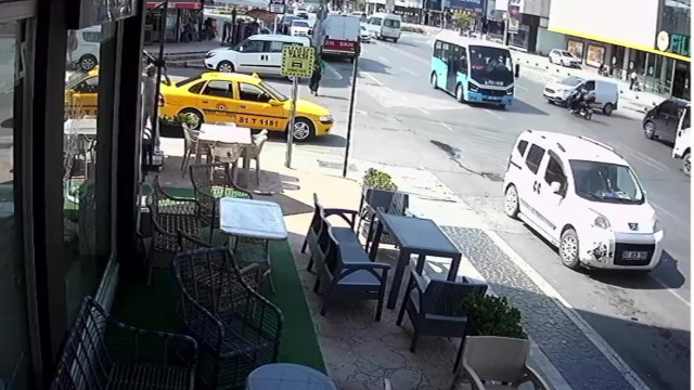 Hafif ticari araçla çarpışan motosiklet sürücüsü yaralandı