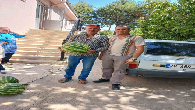 Muhtar tarlasında yetiştirdiği karpuzları huzurevi ve hastanede dağıttı