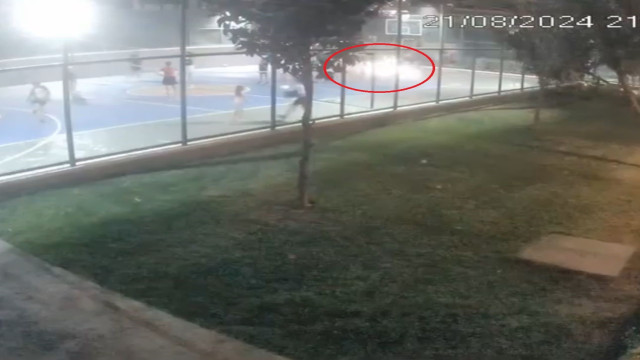 Sitenin basketbol sahasına atılan cisim panik oluşturdu, polis soruşturma başlattı