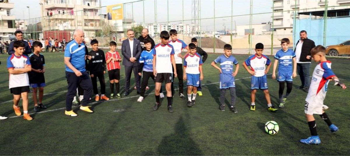 BAŞKAN GÜLTAK, SAHAYA ÇIKIP ÇOCUKLARLA İDMANA KATILDI