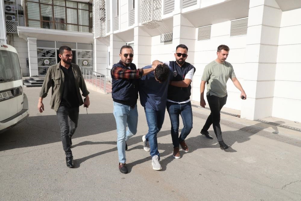 SİLAHLI SALDIRGANDAN ŞOK SAVUNMA 