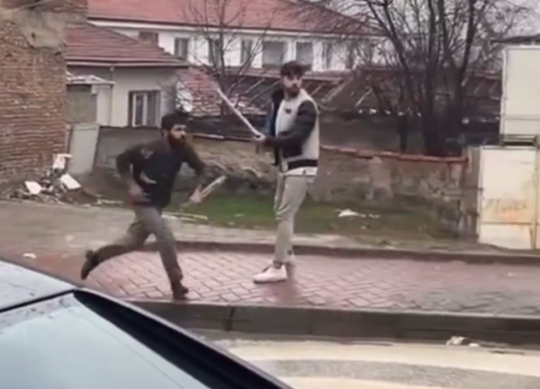 Sokak ortasında taşlı sopalı kavga