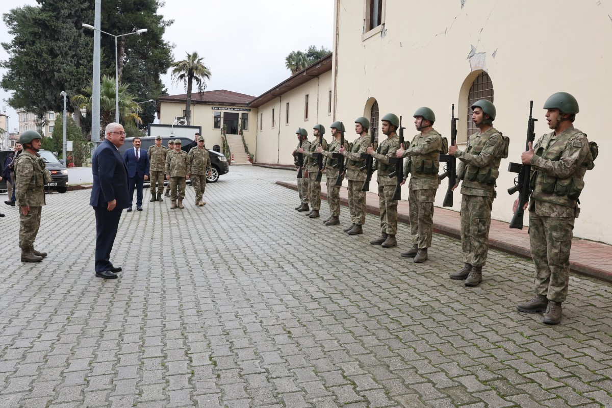 Bakan Güler, 2’nci Hudut Alay Komutanlığı’nda incelemelerde bulundu