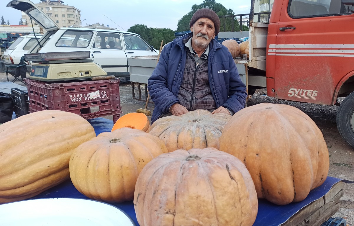 Burada satış yaparak ekmeğimin peşindeyim