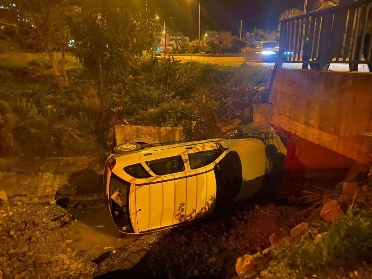 Sürücü kazayı yara almadan atlattı
