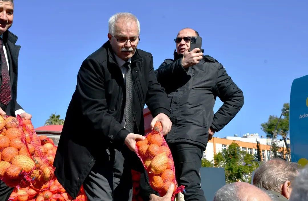 20 ton portakalı ücretsiz dağıttı