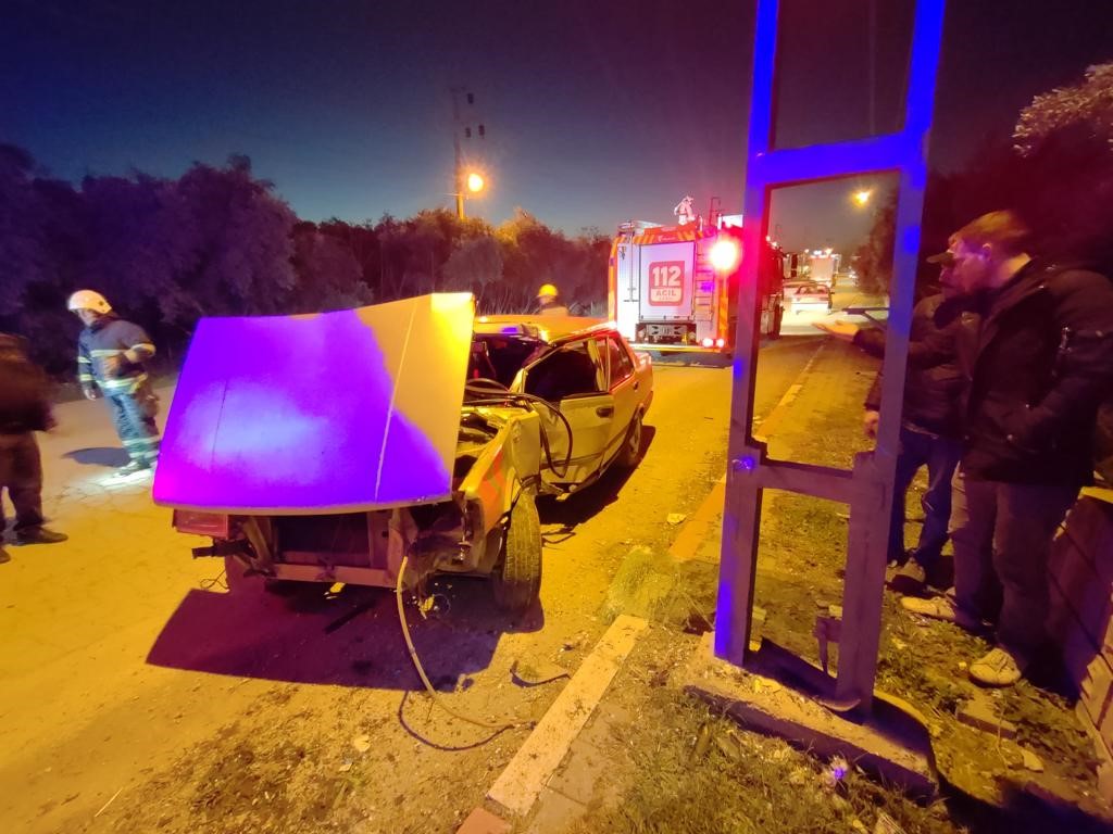Elektrik direğine çarpan araç hurdaya döndü