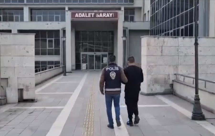 Otomobilin bagajından kaçak göçmen çıktı