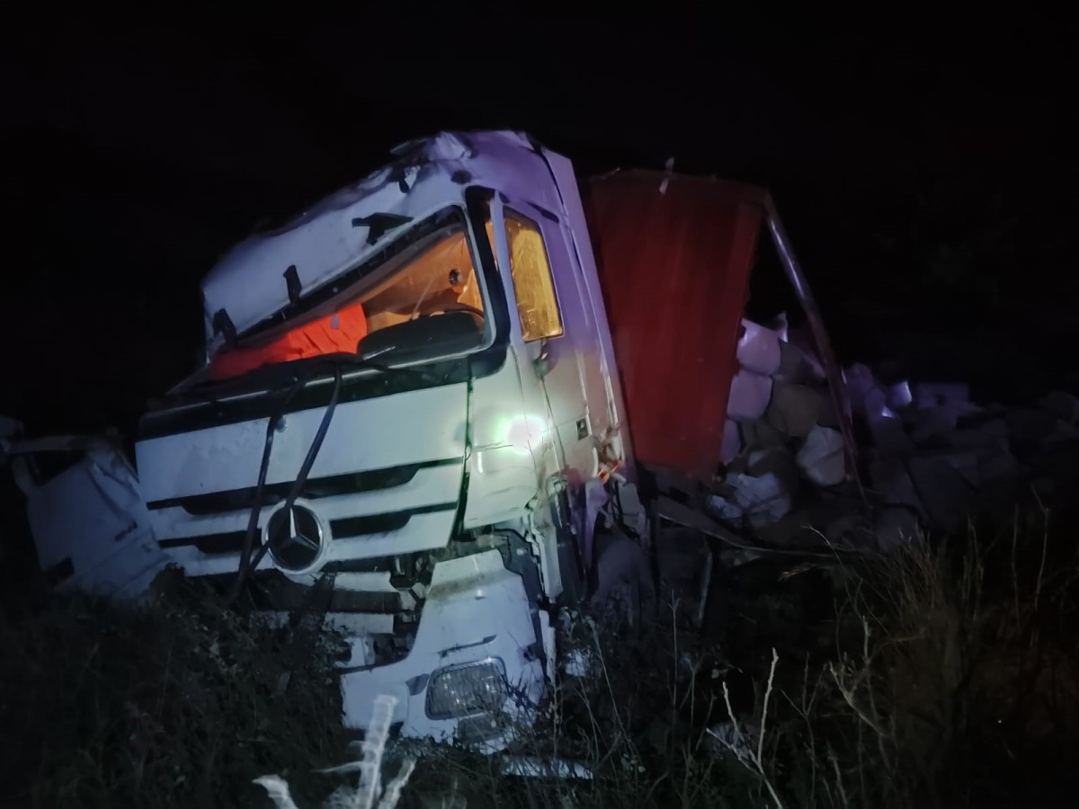 Tır şarampole devrildi: 1 yaralı